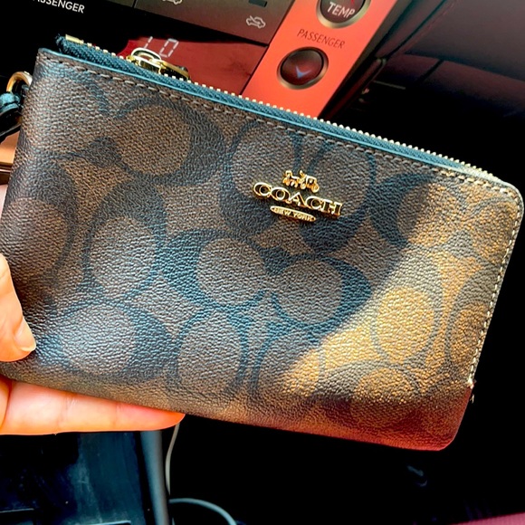 Coach Handbags - Coach wristlet clutch
